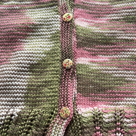 Vintage hand knit sweater vest with floral buttons - Picture 3 of 7